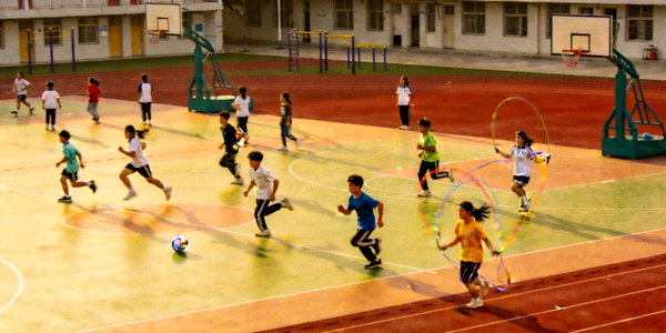 学校操场学生进行体育活动